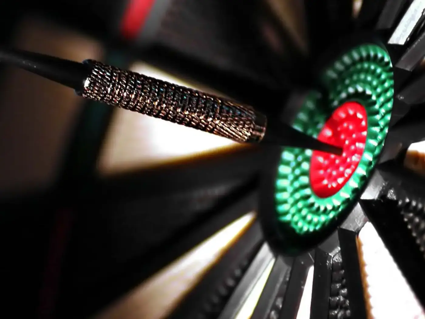 Dartpfeil, der im Bullseye einer Dartscheibe steckt