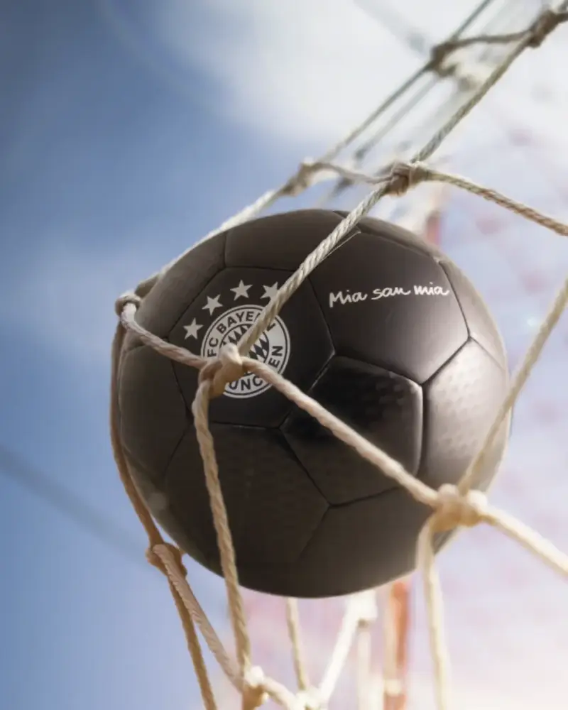 Schwarzer Fußball mit Vereinswappen im Tornetz