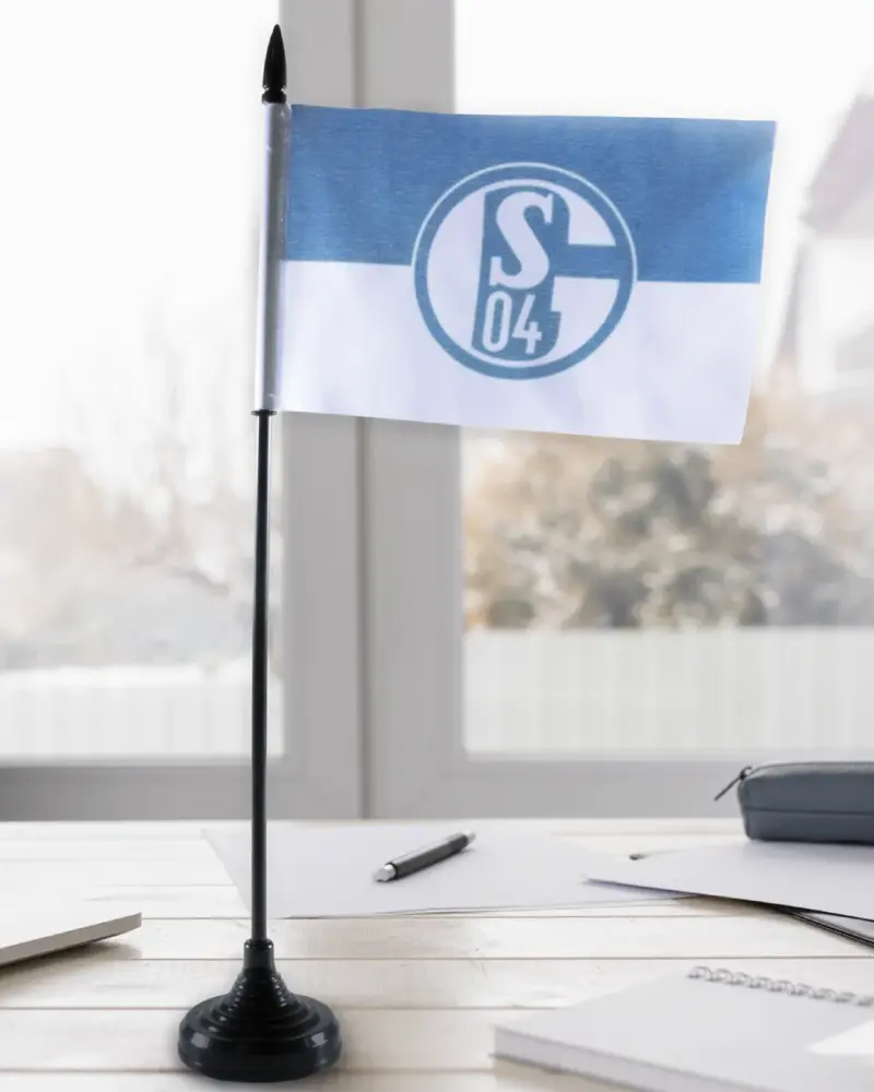 Blau-weiße Tischfahne mit Vereinswappen auf einem Schreibtisch