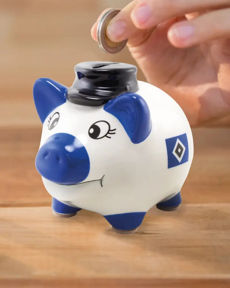 Weiß-blaues Keramik-Sparschwein, in das eine Münze geworfen wird