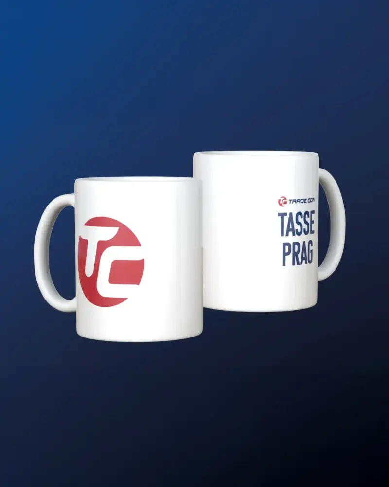 Zwei weiße Kaffeetassen mit Trade-Con-Logo vor dunkelblauem Hintergrund
